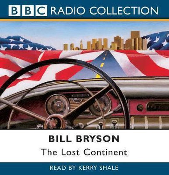 BBC Radio Collection: The Lost Continent van Bill Bryson. Binnenkant auto met Amerikaanse vlag en stadsgezicht.