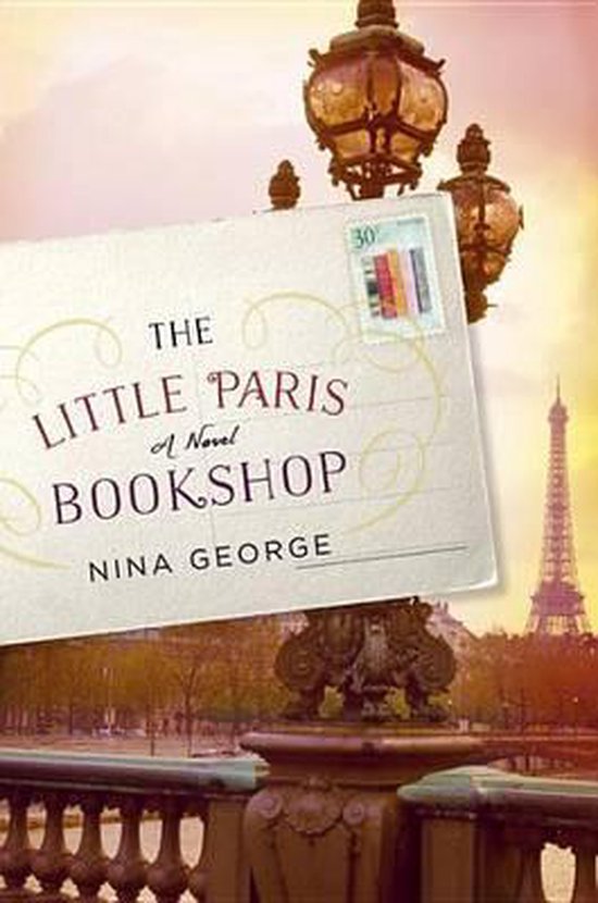 Boekomslag van 'The Little Paris Bookshop' door Nina George, met een briefkaart en de Eiffeltoren op de achtergrond.