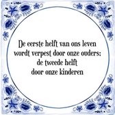 Tegeltje met Spreuk (Tegeltjeswijsheid): De eerste helft van ons leven wordt verpest door onze ouders; de tweede helft door onze kinderen + Kado verpakking & Plakhanger