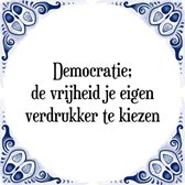 Tegeltje met Spreuk (Tegeltjeswijsheid): Democratie; de vrijheid je eigen verdrukker te kiezen + Kado verpakking & Plakhanger