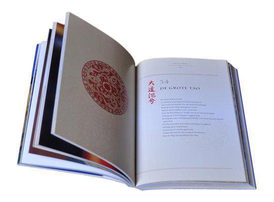 Open boek met een rode cirkel op een pagina en tekst over de Grote Tao op de andere.