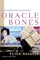 Boek kaft met de titel 'Oracle Bones' en een afbeelding van een man die dozen draagt voor een vrachtwagen met een poster van een vrouw.