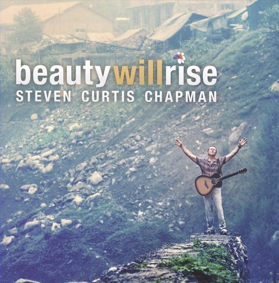 Steven Curtis Chapman met gitaar op een rots, met de titel 'beautywillrise'.