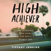 Livre 'HIGH ACHIEVER' avec le texte 'THE INCREDIBLE TRUE STORY OF ONE ADDICT'S DOUBLE LIFE' et 'TIFFANY JENKINS'. En arrière-plan, une image floue de palmiers et d'une route.