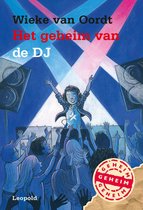Boekomslag: Een DJ met koptelefoon staat met opgeheven armen voor een menigte.