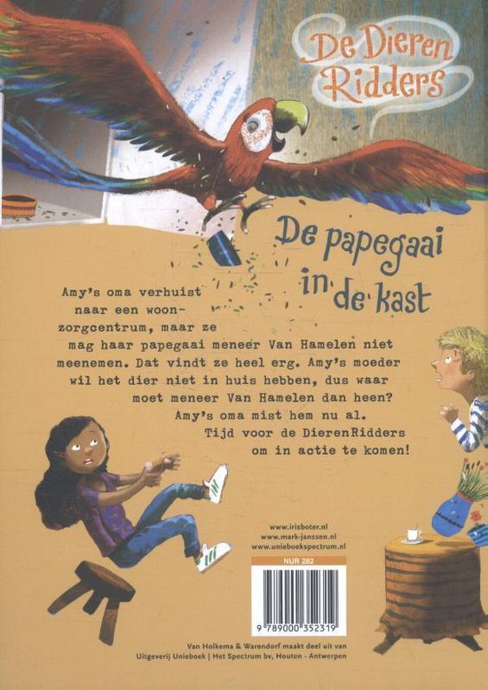 Een kleurrijke papegaai met gespreide vleugels boven een meisje en een jongen. Titel: De Dierenridders, De papegaai in de kast.