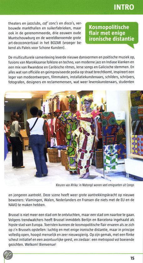 Een groep vrouwen in kleurrijke Afrikaanse kleding staat in een winkel met kledingrekken.