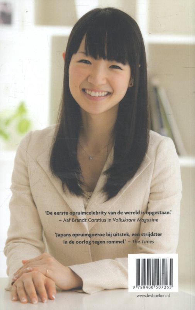 Marie Kondo met de tekst 'De eerste opruimcelebrity van de wereld is opgestaan.' en 'Japans opruimgroeroe bij uitstek, een strijder in de oorlog tegen rommel.'