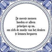 Tegeltje met Spreuk (Tegeltjeswijsheid): De meeste mensen houden er alleen principes op na, om zich de moeite van het denken te kunnen besparen + Kado verpakking & Plakhanger