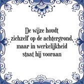 Tegeltje met Spreuk (Tegeltjeswijsheid): De wijze houdt zichzelf op de achtergrond, maar in werkelijkheid staat hij vooraan + Kado verpakking & Plakhanger