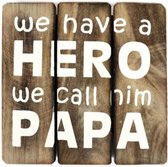 Houten Tekstplank / Tekstbord 20cm "We have a HERO and we call him PAPA" - Kleur Naturel