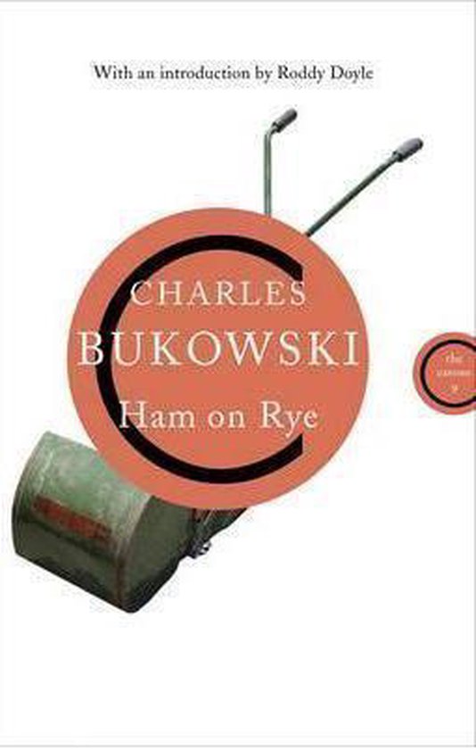 Couverture du livre 'Ham on Rye' de Charles Bukowski, avec une introduction de Roddy Doyle. Une partie d'une brouette verte est visible.