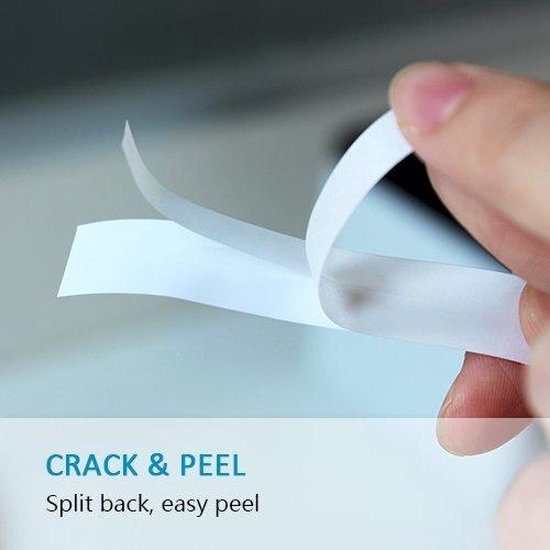 Vingers pellen de witte papieren labeltape van de achterkant.
