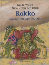 Boek 'Rokko Logeren bij Opa en Oma' met illustratie van veel krokodillen op een rode stoel, Ivo de Wijs & Nicolle van den Hurk