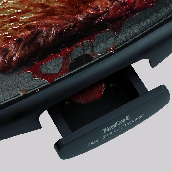 Close-up van een stuk vlees dat suddert op de Tefal Plancha Compact grillplaat.