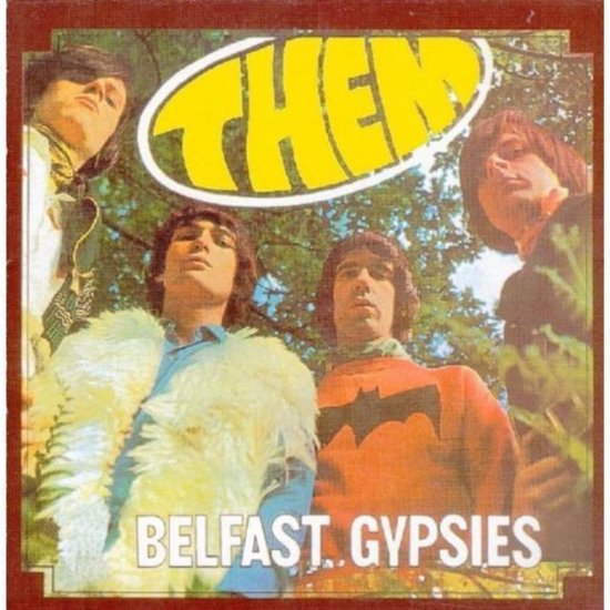 Vier mannen poseren met groen gebladerte op de achtergrond. De titel 'Them' staat centraal in een gele ovaal, en 'BELFAST GYPSIES' staat onderaan in witte letters.