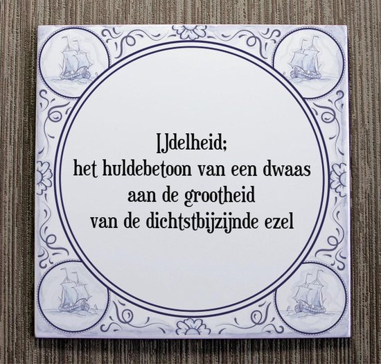 Tegeltje met Spreuk (Tegeltjeswijsheid): IJdelheid; het huldebetoon van een dwaas aan de grootheid van de dichtstbijzijnde ezel + Kado verpakking & Plakhanger