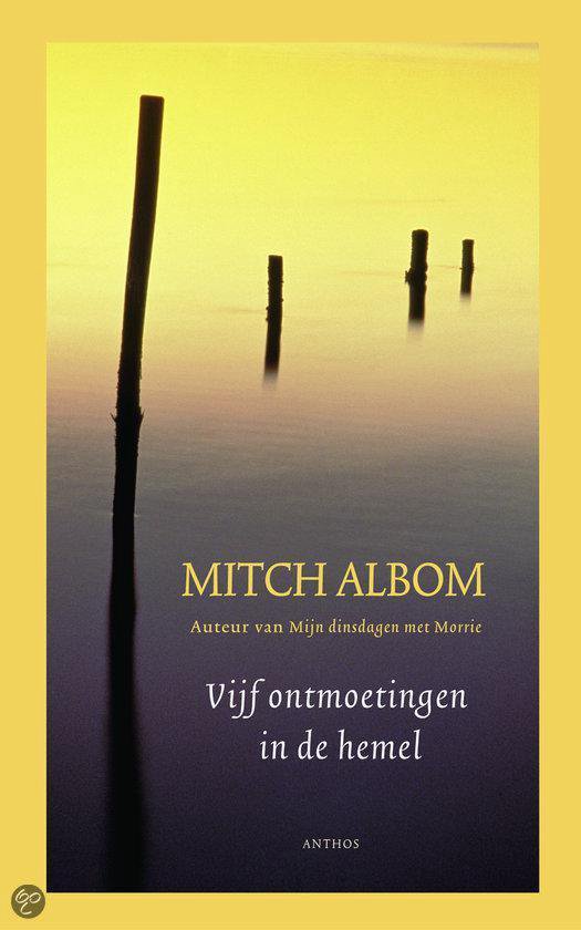 Boekomslag van 'Vijf ontmoetingen in de hemel' van Mitch Albom. Een paarse en gele zonsondergang boven water met palen.