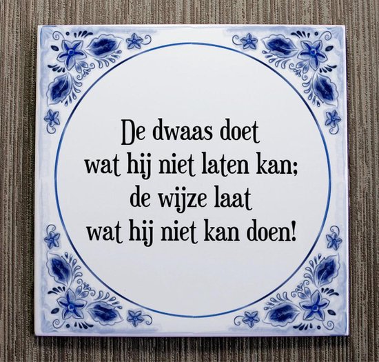 Tegeltje met Spreuk (Tegeltjeswijsheid): De dwaas doet wat hij niet laten kan; de wijze laat wat hij niet kan doen! + Kado verpakking & Plakhanger