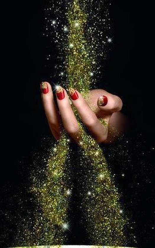 Hand met rode nagellak en gouden glitter, met gouden glitters die naar beneden vallen.