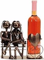 Metalen Wijnfles Houder - liefdeskoppel op een bankje - 22 cm hoog