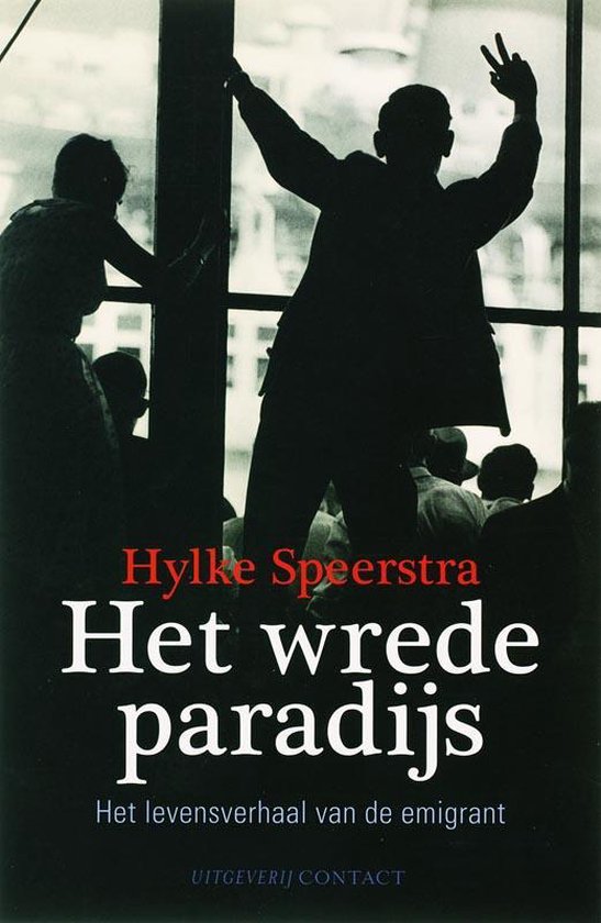 Boek 'Het wrede paradijs' van Hylke Speerstra. Een man met twee vingers omhoog staat in silhouet voor een raam.