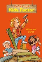 Boekomslag 'Kids Factor' met drie kinderen die aan het bouwen zijn. Een jongen met krullend haar slaat een spijker met een hamer in een plank.