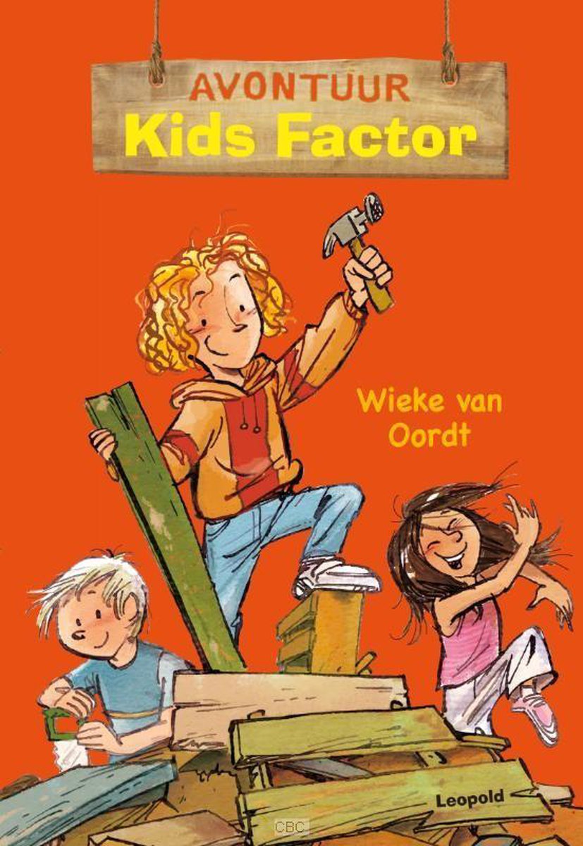 Boekomslag 'Kids Factor' met drie kinderen die aan het bouwen zijn. Een jongen met krullend haar slaat een spijker met een hamer in een plank.