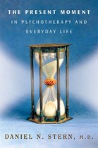 The Present Moment in Psychotherapy and Everyday Life (Norton Series on Interpersonal Neurobiology)