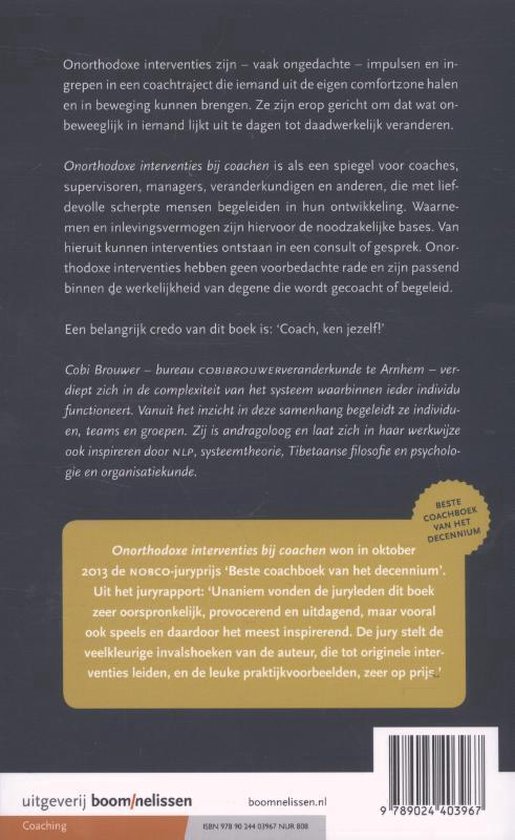 Achterkant van het boek 'Onorthodoxe interventies bij coachen', met tekst over de inhoud en een quote van de auteur.