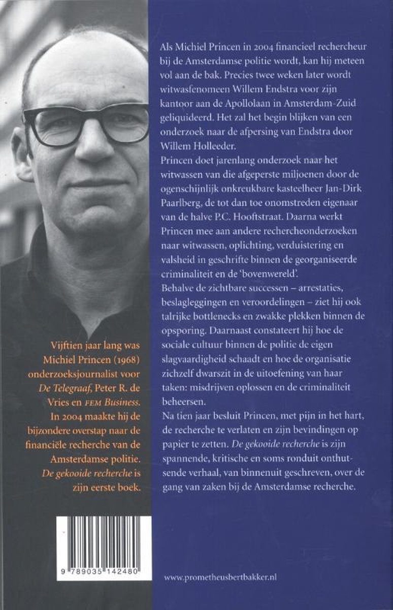 Achterflap boek 'De Gekooide Recherche': portretfoto van auteur Michiel Princen met bril. Biografie en tekst over het boek.