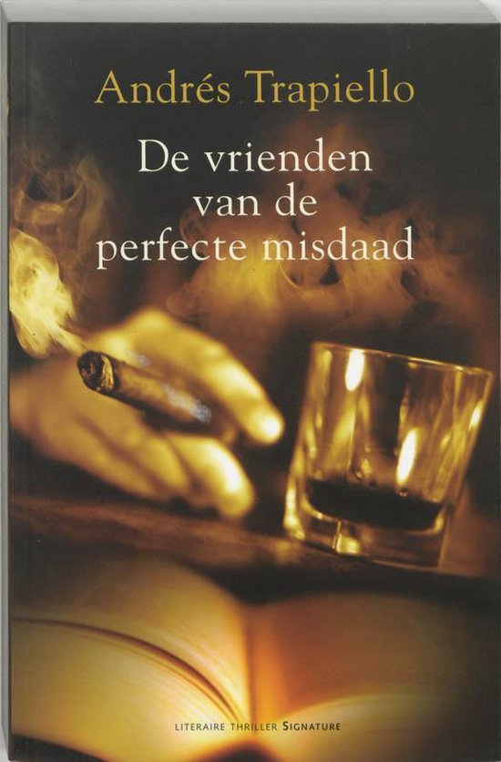 Boekomslag 'De vrienden van de perfecte misdaad' met sigarenrokende hand en glas whisky.