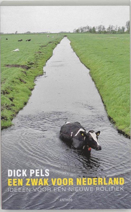 Een zwart-witte koe zwemt door een watergang in een groene polder. Titel: 'Een zwak voor Nederland'.