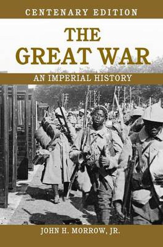Édition du centenaire : La Grande Guerre - Une histoire impériale. Des hommes en uniforme avec des fusils marchent. Par John H. Morrow, Jr.