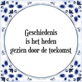 Tegeltje met Spreuk (Tegeltjeswijsheid): Geschiedenis is het heden gezien door de toekomst + Kado verpakking & Plakhanger