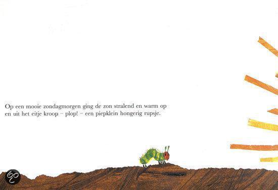 Een kleine groene rups kruipt op bruine aarde, een zon komt op.
