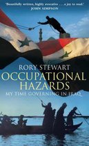 Boekomslag van 'Occupational Hazards' van Rory Stewart, met een Iraakse vlag en silhouetten van mensen in een boot.