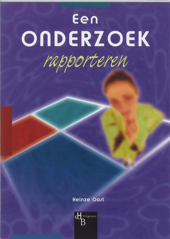Een Onderzoek Rapporteren: een vrouw in groen shirt op de voorgrond, voor een achtergrond met paarse golven en gekleurde vierkanten.