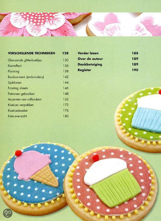 Koekjes met ijsje en cupcake decoraties op blauwe en rode stippen ondergrond.