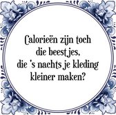 Tegeltje met Spreuk (Tegeltjeswijsheid): Calorie�n zijn toch die beestjes, die 's nachts je kleding kleiner maken? + Kado verpakking & Plakhanger