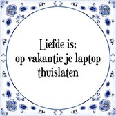 Tegeltje met Spreuk (Tegeltjeswijsheid): Liefde is; op vakantie je laptop thuislaten + Kado verpakking & Plakhanger