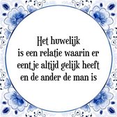 Tegeltje met Spreuk (Tegeltjeswijsheid): Het huwelijk is een relatie waarin er eentje altijd gelijk heeft en de ander de man is + Kado verpakking & Plakhanger