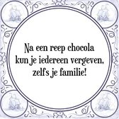 Tegeltje met Spreuk (Tegeltjeswijsheid): Na een reep chocola kun je iedereen vergeven, zelfs je familie! + Kado verpakking & Plakhanger