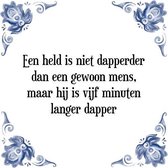 Tegeltje met Spreuk (Tegeltjeswijsheid): Een held is niet dapperder dan een gewoon mens, maar hij is vijf minuten langer dapper + Kado verpakking & Plakhanger