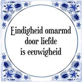 Tegeltje met Spreuk (Tegeltjeswijsheid): Eindigheid omarmd door liefde is eeuwigheid + Kado verpakking & Plakhanger