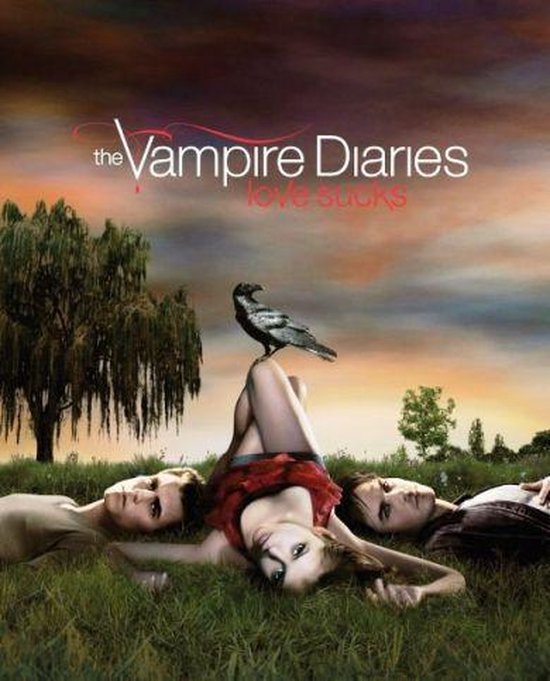 Twee mannen liggen op hun rug in gras, met hun hoofden naar elkaar toe gericht. Een vrouw ligt op haar rug tussen hen in, met haar benen omhoog. Een kraai zit op haar voeten. De tekst 'the Vampire Diaries love sucks' staat bovenaan.