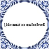 Tegeltje met Spreuk (Tegeltjeswijsheid): Liefde maakt een smal bed breed! + Kado verpakking & Plakhanger
