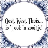 Tegeltje met Spreuk (Tegeltjeswijsheid): Oost, West, Thuis... is 't ook 'n zooitje! + Kado verpakking & Plakhanger