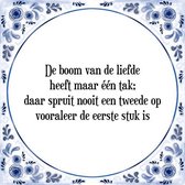 Tegeltje met Spreuk (Tegeltjeswijsheid): De boom van de liefde heeft maar ��n tak; daar spruit nooit een tweede op vooraleer de eerste stuk is + Kado verpakking & Plakhanger