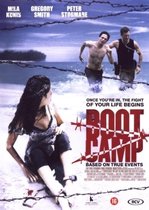 Film poster met de titel 'Boot Camp' met acteurs Mila Kunis, Gregory Smith en Peter Stormare. Zicht op strand en zee.